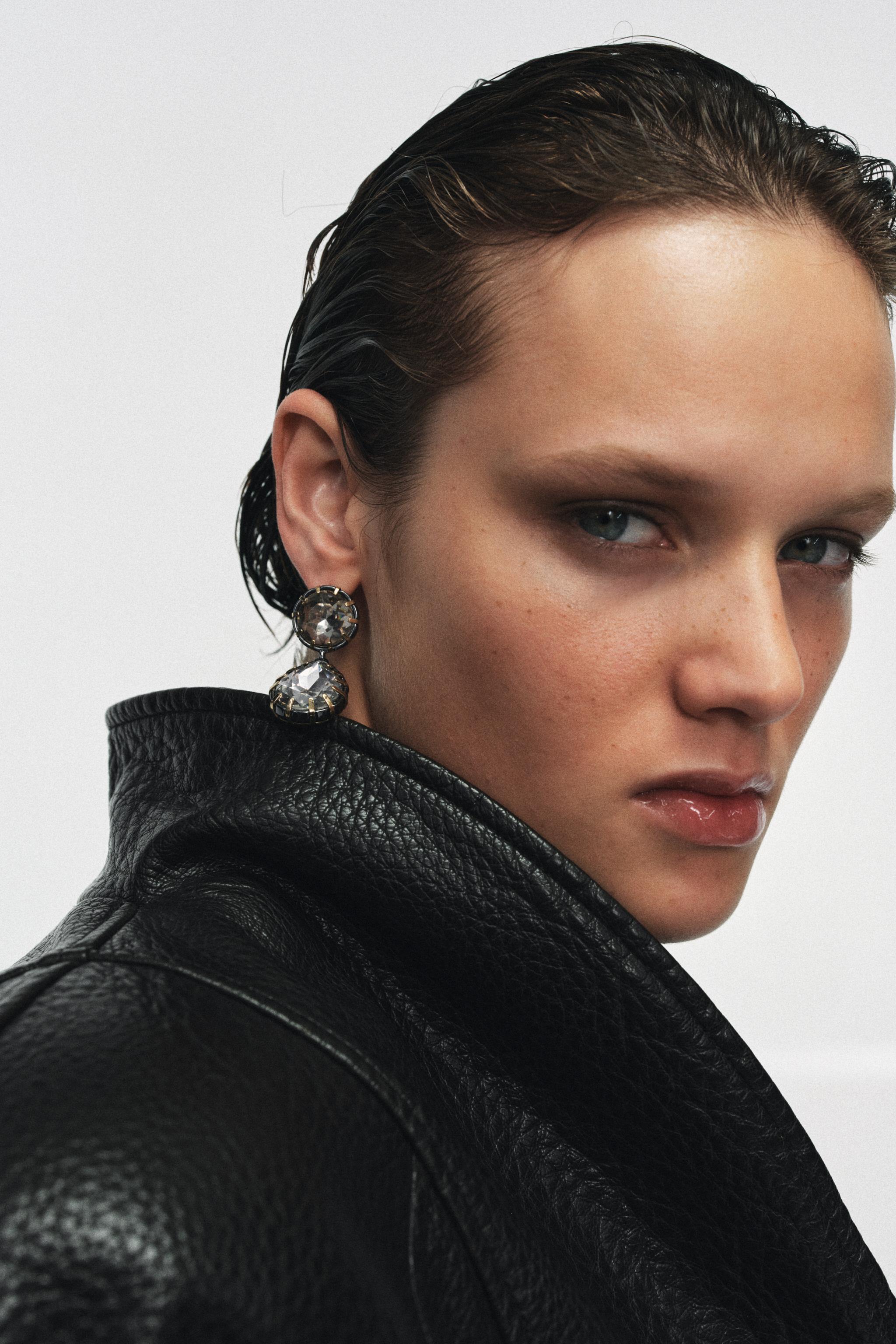 BOUCLES D'OREILLES MÉTALLIQUES À BIJOUX